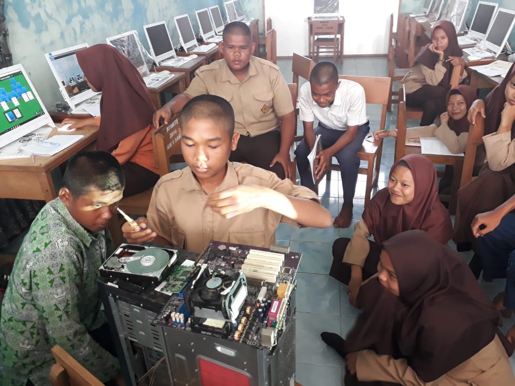 Praktek Perakitan Komputer di Jurusan Rekayasa Perangkat Lunak